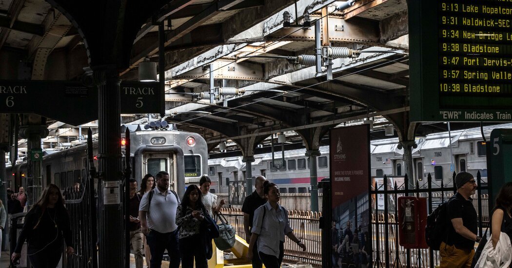 After Travel Meltdowns, Amtrak and N.J. Transit Offer Plan to Fix Mess